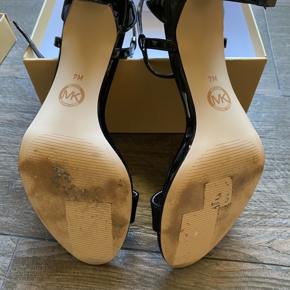 Classic Michael Kors black patent leather sandals - Picture 3 of 6